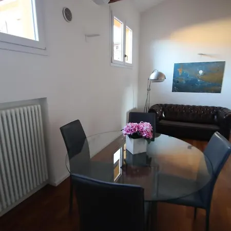 Charme Immerso Tra Le Mura Bolognesi Lägenhet *